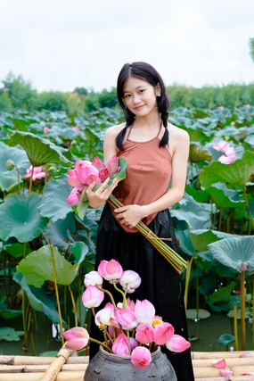 清纯甜美女生夏日荷塘人体摄影图片
